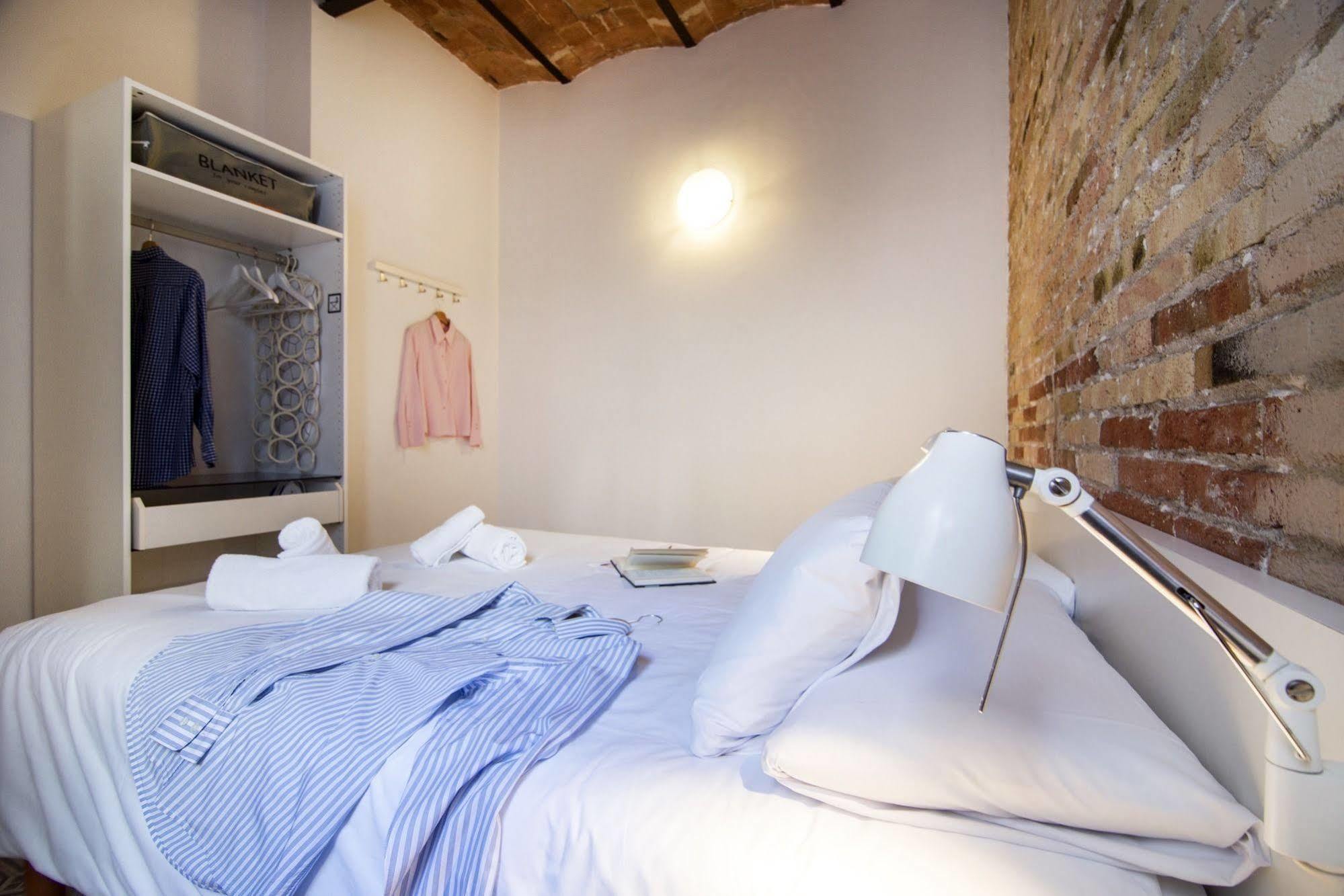 Happy People Gaudi Sant Pau Apartments Barcelona Luaran gambar